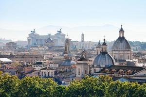 horizonte de la ciudad de roma en el lado de la colina capitolina foto