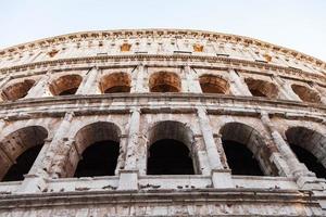 muro del antiguo coliseo del anfiteatro romano foto