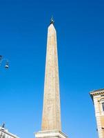 obelisco de Letrán y cielo azul en la plaza de roma foto