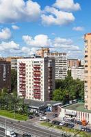 casas urbanas y calles en moscú en un día soleado foto