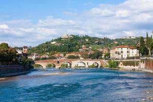 puente ponte pietra en el río adige en verona foto