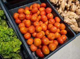 verduras y frutas orgánicas frescas en el estante del supermercado, mercado de agricultores. concepto de mercado de alimentos saludables foto