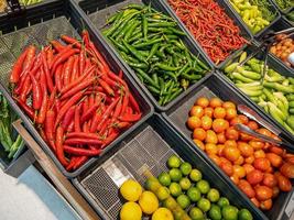 verduras y frutas orgánicas frescas en el estante del supermercado, mercado de agricultores. concepto de mercado de alimentos saludables.