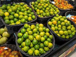 manojo de naranjas en el supermercado. foto