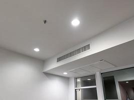 aire acondicionado tipo casete montado en el techo foto