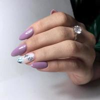 manicura de diferentes colores en las uñas. manicura femenina en la mano foto