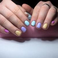 manicura de diferentes colores en las uñas. manicura femenina en la mano foto