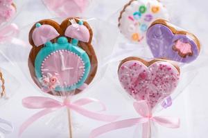 el conjunto de galletas dulces y coloridas en un palo foto