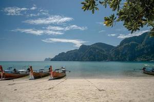 ver el atraque del bote de cola larga en el puerto de la bahía de ton sai, las islas phi phi, el mar de andaman, tailandia. foto