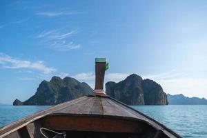 cabeza de barco de cola larga de madera con rumbo a hermosas islas. concepto de viaje en barco de viaje de tailandia. foto