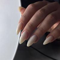 manos femeninas con manicura beige femenina en las uñas foto
