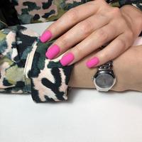 elegante manicura rosa femenina de moda. manos de una mujer con manicura rosa en las uñas foto