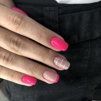 elegante manicura rosa femenina de moda. manos de una mujer con manicura rosa en las uñas foto