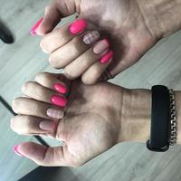 elegante manicura rosa femenina de moda. manos de una mujer con manicura rosa en las uñas foto