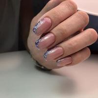 elegante manicura rosa femenina de moda. manos de una mujer con manicura rosa en las uñas foto