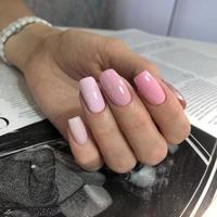 elegante manicura rosa femenina de moda. manos de una mujer con manicura rosa en las uñas foto