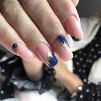 elegante manicura rosa femenina de moda. manos de una mujer con manicura rosa en las uñas foto