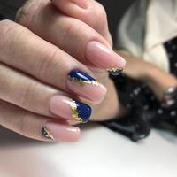 elegante manicura rosa femenina de moda. manos de una mujer con manicura rosa en las uñas foto