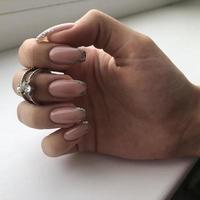 elegante manicura rosa femenina de moda. manos de una mujer con manicura rosa en las uñas foto