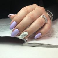 elegante manicura púrpura femenina de moda con diseño.manos de una mujer con manicura púrpura en las uñas foto