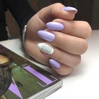 elegante manicura púrpura femenina de moda con diseño.manos de una mujer con manicura púrpura en las uñas foto