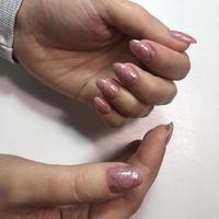 elegante manicura rosa femenina de moda. manos de una mujer con manicura rosa en las uñas foto