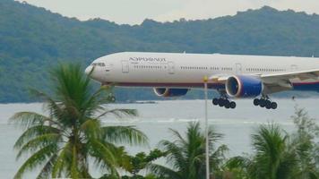 phuket, tailândia, 2 de dezembro de 2016 - aeroflot boeing 777 vq bqd chamado a.chekhov se aproximando e pousando no aeroporto de phuket. vista do último andar do hotel video