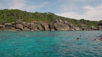 islas similares, tailandia 24 de noviembre de 2016 - snorkeling cerca de la isla de ko miang, islas similares, tailandia video