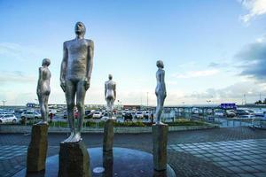 reykjavik, islandia - 2 de noviembre de 2017 - escultura frente al aeropuerto internacional de keflavik, también conocido como aeropuerto de reykjavik-keflavik foto