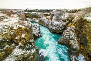 hraunfossar, una cascada formada por riachuelos que fluyen sobre hallmundarhraun, un campo de lava del volcán que se encuentra bajo el glaciar langjokull, y se vierte en el río hvita, islandia foto