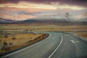 ruta 1 o carretera de circunvalación, o hringvegur, una carretera nacional que recorre islandia y conecta la mayor parte de las zonas habitadas del país foto