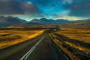ruta 1 o carretera de circunvalación, o hringvegur, una carretera nacional que recorre islandia y conecta la mayor parte de las zonas habitadas del país