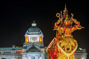 plaza real, o plaza del palacio dusit, con salón del trono ananta samakhom y réplica de la barcaza real suphannahong, en la feria de invierno aun ai rak khlai khwam nao, bangkok, tailandia foto