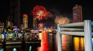 bangkok, tailandia - 1 de enero de 2019 - fuegos artificiales de año nuevo 2019 con el río chao phraya foto