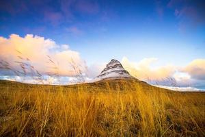 kirkjufell, montaña de la iglesia en islandés, una montaña de 463 m de altura en la costa norte de la península de snaefellsnes en islandia, cerca de la ciudad de grundarfjordur, islandia foto