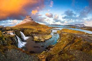 kirkjufell, montaña de la iglesia en islandés, una montaña de 463 m de altura en la costa norte de la península de snaefellsnes en islandia, cerca de la ciudad de grundarfjordur, islandia foto