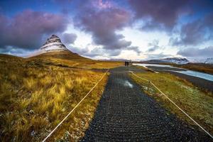 kirkjufell, montaña de la iglesia en islandés, una montaña de 463 m de altura en la costa norte de la península de snaefellsnes en islandia, cerca de la ciudad de grundarfjordur, islandia foto