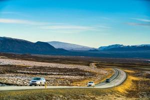 islandia - 4 de noviembre de 2017 - vista de la calle de la ruta 1 o carretera de circunvalación, una carretera nacional que recorre islandia y conecta la mayoría de las partes habitadas del país