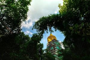 Gran imagen de Buda inconclusa en Wat Paknam Bhasicharoen, Bangkok, Tailandia foto