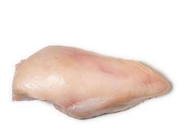 pechuga de pollo en un plato blanco. aislado de carne de pollo. carne de ave rosada fresca. foto