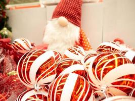 adornos navideños en una caja. preparándose para vestir el árbol de navidad. Papá Noel. bolas rojas foto