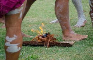 ceremonia de fumar entre indígenas australianos quemando plantas. foto