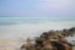 fondo borroso, ver playa tropical con fondo abstracto de onda de luz solar. concepto de viaje foto