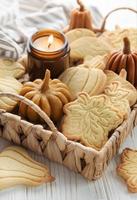 galletas con forma de calabaza y hojas sobre fondo de madera rústica foto