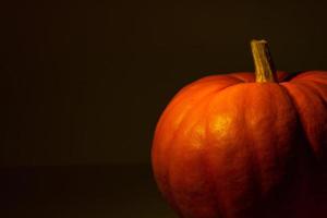 gran calabaza naranja sobre un fondo negro. foto