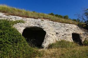 antigua ciudad cueva, baqla, vista desde el exterior. foto