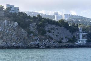 Yalta, Crimea. paisaje marino con vistas a la costa de la ciudad. foto