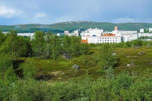 paisaje con vistas a murmansk desde la montaña, rusia foto