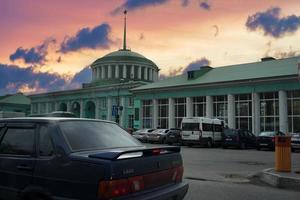murmansk, rusia - 4 de junio de 2015 paisaje urbano con vistas al edificio de la estación de tren foto