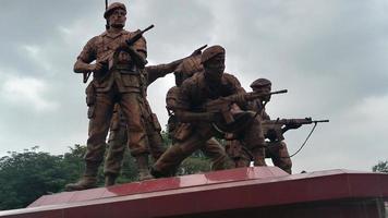 fondo de la foto del monumento del ejército en una pequeña ciudad indonesia